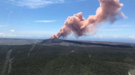 Rauch steigt aus dem Vulkan Kilauea auf.