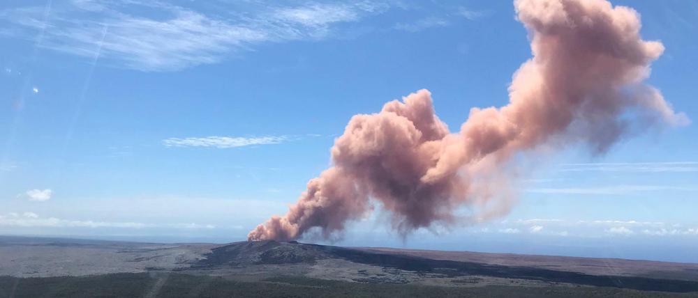 Rauch steigt aus dem Vulkan Kilauea auf.
