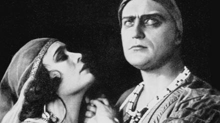 Pola Negri und Harry Liedtke in einer Szene aus dem Film „Sumurun“ von Ernst Lubitsch.
