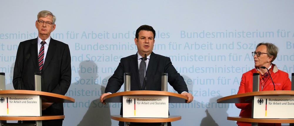 Die Rente nach 2025 im Blick: Arbeitsminister Hubertus Heil mit den Kommissionsvorsitzenden Gabriele Lösekrug-Möller und Karl Schiewerling.