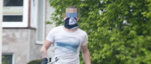 Mit Schraubenschlüssel und Dreieckstuch der "Arischen Bruderschaft": einer der beiden mutmaßlichen Täter. 