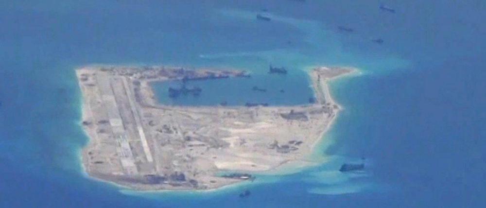 Eine Aufnahme des US-Militärs, soll Kampfschiffe nahe der Insel Spratly zeigen. 