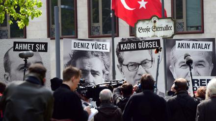 Demonstranten protestieren vor der Botschaft der Türkei für Presse- und Meinungsfreiheit in der Türkei.