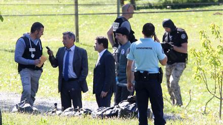 Französische Polizeibeamte sammeln an einem der von baskischen Separatistenorganisation ETA verwendeten Versteck Plastiktüten auf.