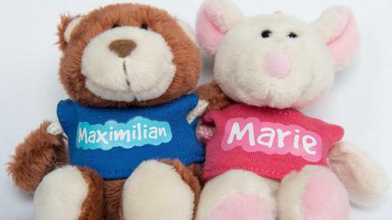 Auf zwei Plüschtieren stehen die Namen Maximilian und Marie.
