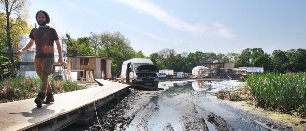 Hörsaal in der Grube: Die Floating University schwebt im Regenwassersammelbecken des Tempelhofer Feldes.