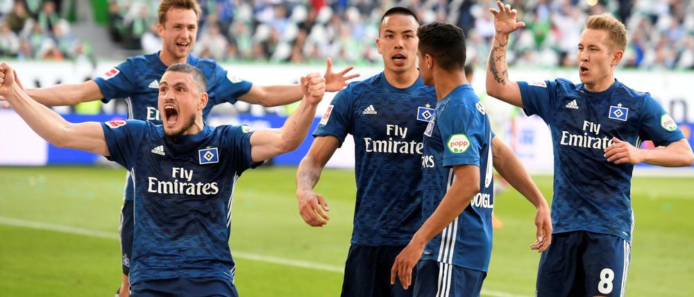 Wahnsinn dank Wunder-Gyros. Kyriakos Papadopoulos (links vorne) und HSV-Kollegen glauben dran.