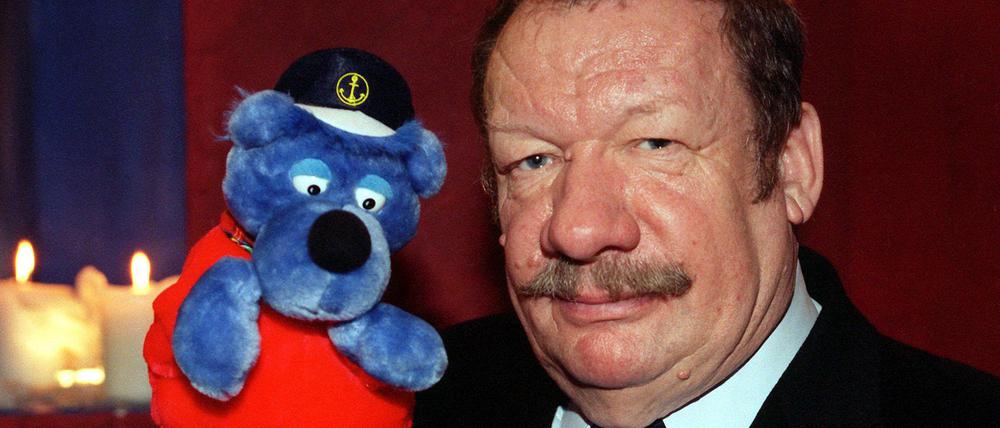 Wolfgang Völz mit einer Puppe des "Käptn Blaubär".