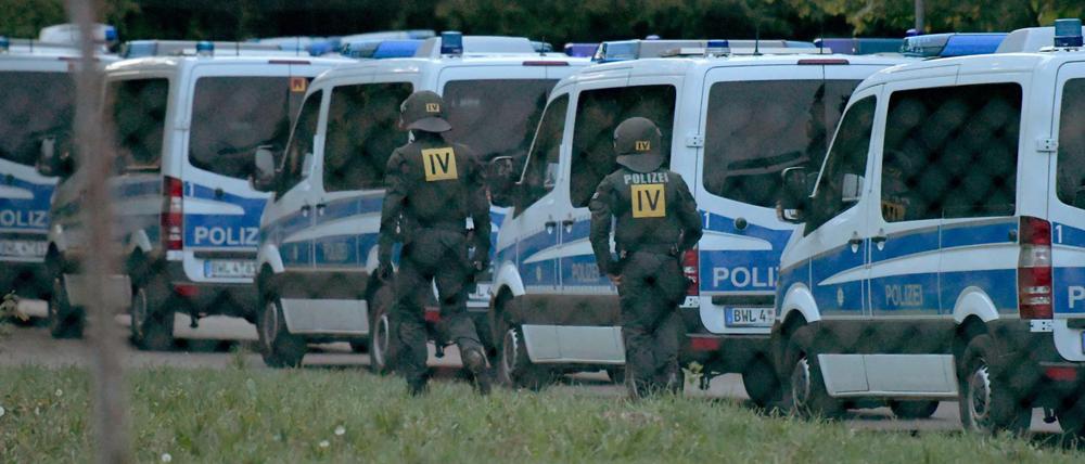 DEr Großeinsatz der Polizei in der Flüchtlingsunterkunft in Ellwangen hat Diskussionen um die geplanten Ankerzentren befeuert.