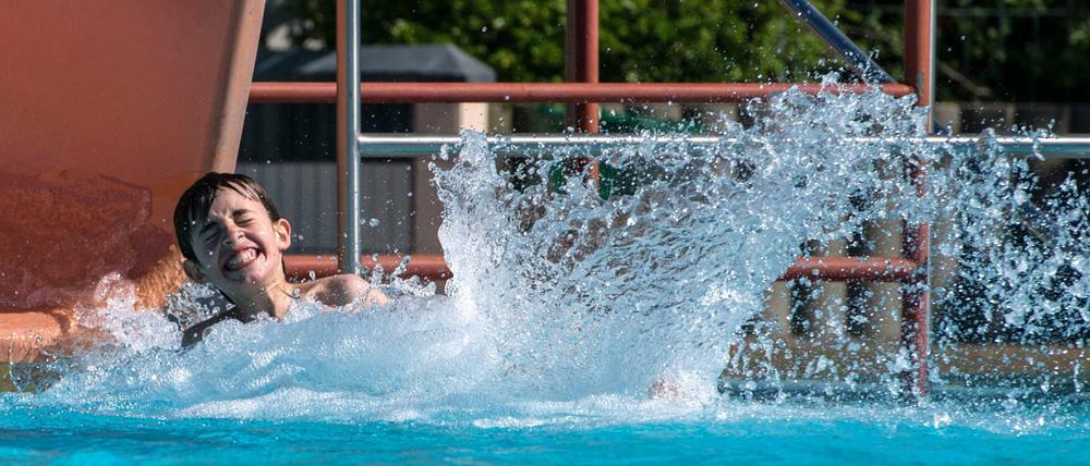 Plantschspaß im Prinzenbad - das Kreuzberger Freibad ist bereits seit Ende April geöffnet.