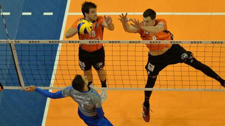 Ihn blockt er am liebsten: Graham Vigrass (r.) im Duell mit Athanasios Protopsaltis (Nr.7).