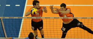 Ihn blockt er am liebsten: Graham Vigrass (r.) im Duell mit Athanasios Protopsaltis (Nr.7).