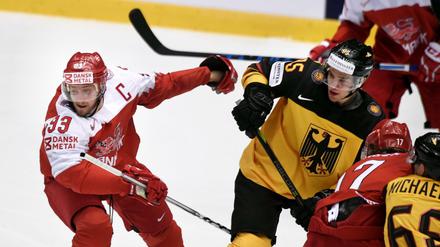 Mit Haken und Stöcken. Dänemarks Peter Regin (l.) und Deutschlands Fredrik Tiffels (M.).