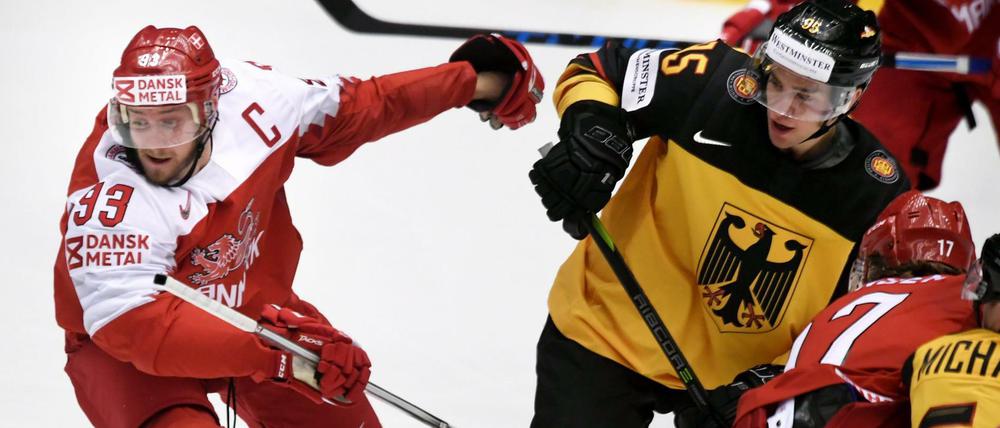 Mit Haken und Stöcken. Dänemarks Peter Regin (l.) und Deutschlands Fredrik Tiffels (M.).