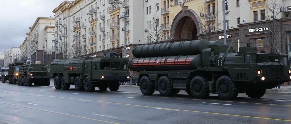 Russische Militärfahrzeuge fahren zum Tag des Sieges über Nazi-Deutschland durch Moskau (Symbolbild).