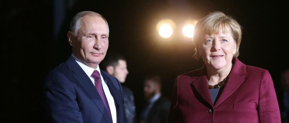 Bundeskanzlerin Angela Merkel (CDU) begrüßt am 19.10.2016 in Berlin den russischen Staatspräsidenten Wladimir Putin vor dem Bundeskanzleramt.