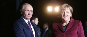 Bundeskanzlerin Angela Merkel (CDU) begrüßt am 19.10.2016 in Berlin den russischen Staatspräsidenten Wladimir Putin vor dem Bundeskanzleramt. 