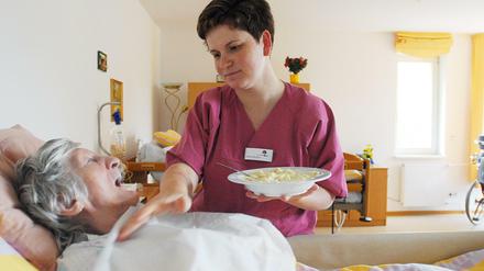 Viele Heime haben Mühe, Pflegepersonal zu finden. Gesucht werden vor allem Fachkräfte.