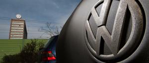Ein VW-Golf mit einem verdreckten Volkswagen-Logo in Wolfsburg. (Archiv)