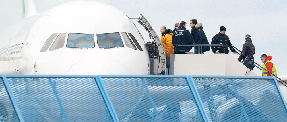 Abgelehnte Asylbewerber steigen in ein Flugzeug.