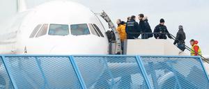 Abgelehnte Asylbewerber steigen in ein Flugzeug.