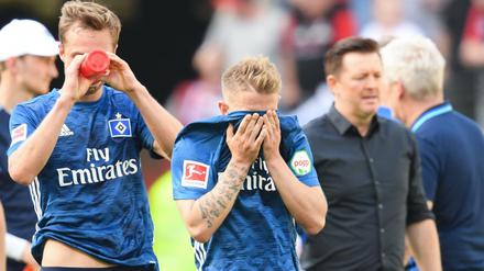 Nur nicht hinsehen. Die Spieler des HSV.