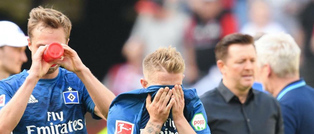 Nur nicht hinsehen. Die Spieler des HSV.