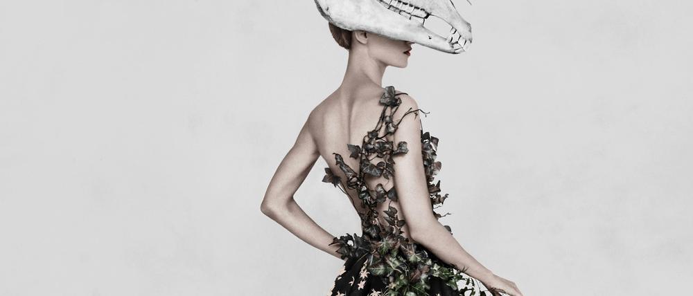 Model in einem mit Efeu und Blumen geschmückten Kleid