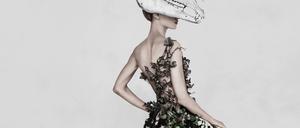 Model in einem mit Efeu und Blumen geschmückten Kleid