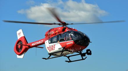 Fliegender Retter: Der Hubschrauber „Christoph Berlin“ im Einsatz (Archivbild).
