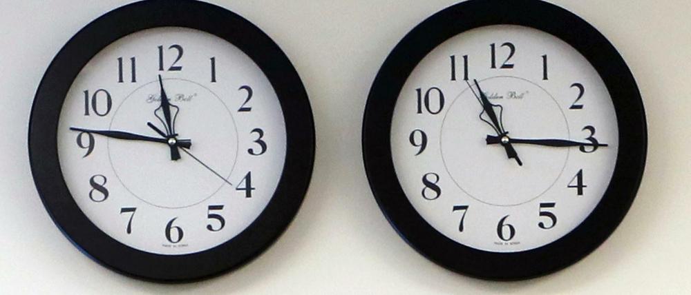 Die linke Uhr zeigt die Zeitzone von Seoul, die rechte die alte Zeitzone von Pjönjang im Friedenshaus an der Grenze.