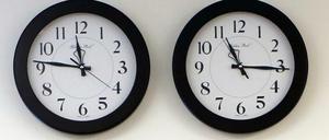 Die linke Uhr zeigt die Zeitzone von Seoul, die rechte die alte Zeitzone von Pjönjang im Friedenshaus an der Grenze.