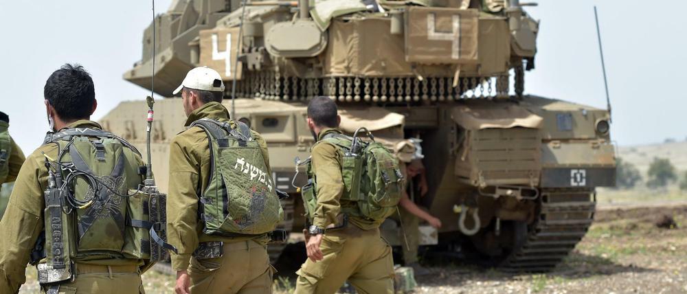 Israelische Soldaten nehmen mit einem Panzerfahrzeug an einem Militärmanöver in den Golanhöhen teil (Symbolbild). 