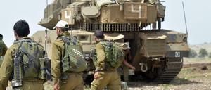 Israelische Soldaten nehmen mit einem Panzerfahrzeug an einem Militärmanöver in den Golanhöhen teil (Symbolbild). 