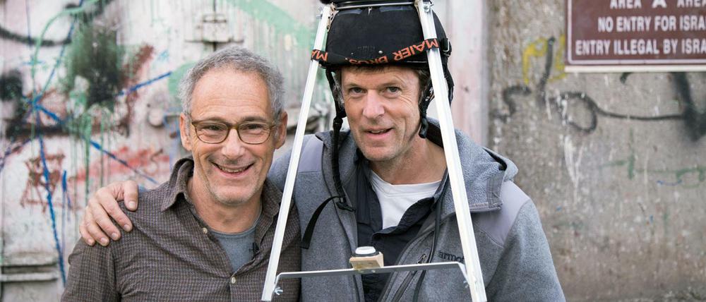 Dani Levy und Kameramann Filip Zumbrunn vor der Sperrmauer, dem Drehort der Episode "Liebe".