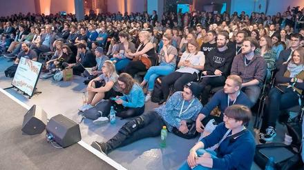 Gut besucht. Bei den Vorträgen und Diskussionen der Media Convention müssen die Besucher teilweise auf dem Boden Platz nehmen. 