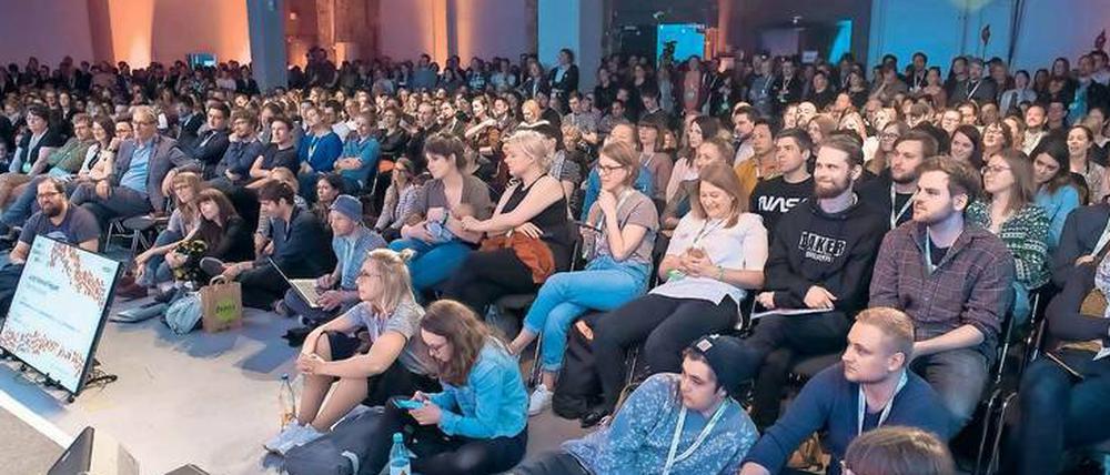 Gut besucht. Bei den Vorträgen und Diskussionen der Media Convention müssen die Besucher teilweise auf dem Boden Platz nehmen. 