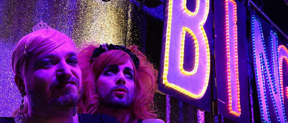 Die Moderatorinnen Inge Borg (l) und Gisela Sommer: Zum Geburtstag wird ihnen ein Ständchen gesungen. 