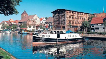 Schmuckes Ufer. Durch die Plauer Altstadt kann man paddeln, aber auch herrlich flanieren. Viele der denkmalgeschützten Häuser wurden nach der Wende liebevoll restauriert, etliche Türen aus der Zeit von 1800 bis 1900 konnten erhalten werden. Zahlreiche (Fisch-)Lokale sind im Ort – meist mit Wasserblick. 