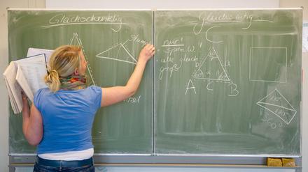 Bis jetzt verdienten Grundschullehrer in Berlin pro Monat rund 500 Euro weniger als Studienräte. Das aber soll sich bald ändern.