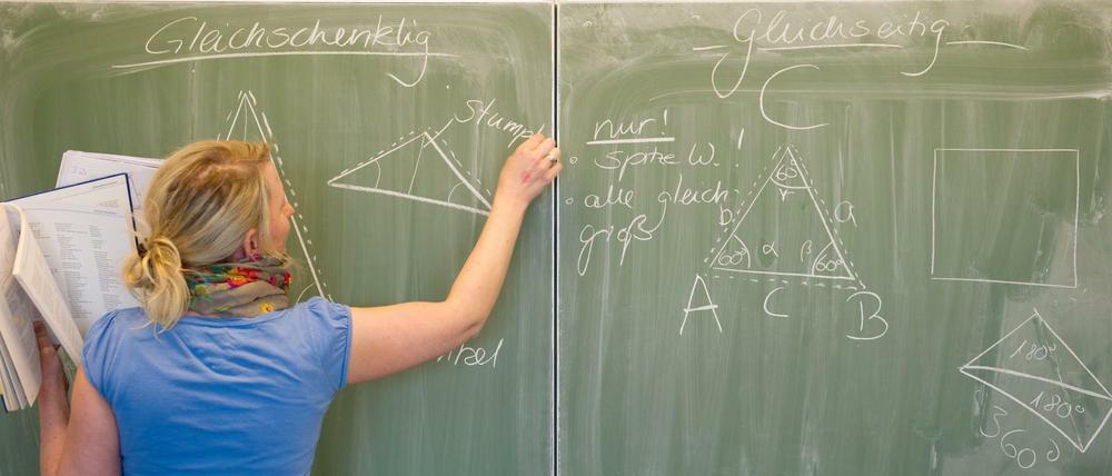 Bis jetzt verdienten Grundschullehrer in Berlin pro Monat rund 500 Euro weniger als Studienräte. Das aber soll sich bald ändern.