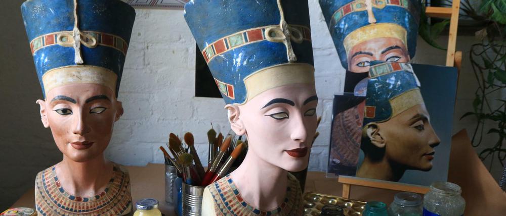 Kopien der Berliner Nofretete-Büste in der Gipsformerei der Staatlichen Museen zu Berlin.