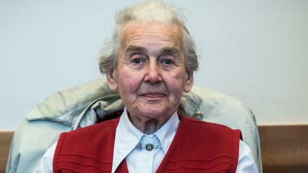 Ursula Haverbeck sitzt im Verhandlungssaal im Landgericht Detmold, Nordrhein-Westfalen. 