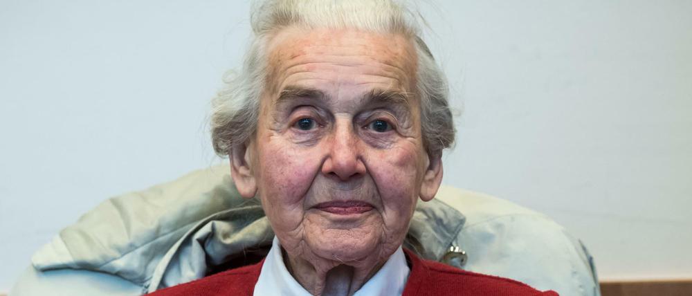 Ursula Haverbeck sitzt im Verhandlungssaal im Landgericht Detmold, Nordrhein-Westfalen.