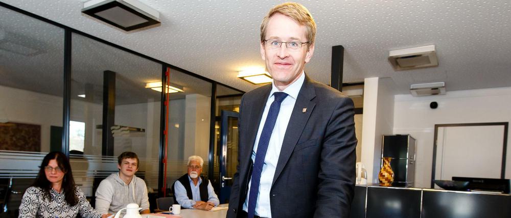 Ministerpräsident Daniel Günther (CDU) wirft seinen Stimmzettel zur Kommunalwahl in die Wahlurne.