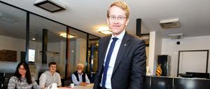 Ministerpräsident Daniel Günther (CDU) wirft seinen Stimmzettel zur Kommunalwahl in die Wahlurne.