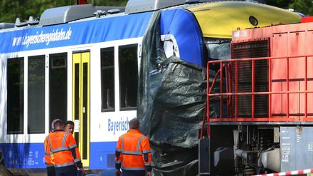 Bei einer Kollision zweier Züge nahe des Bahnhofs Aichach kamen zwei Menschen ums Leben.