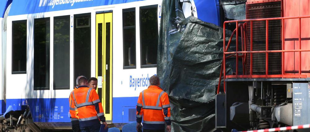 Bei einer Kollision zweier Züge nahe des Bahnhofs Aichach kamen zwei Menschen ums Leben.