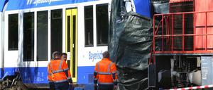 Bei einer Kollision zweier Züge nahe des Bahnhofs Aichach kamen zwei Menschen ums Leben.
