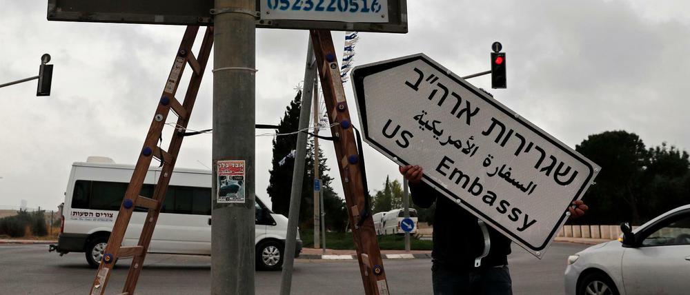 Neue Straßenschilder weisen seit Montag den Weg zur neuen US-Botschaft in Jerusalem.